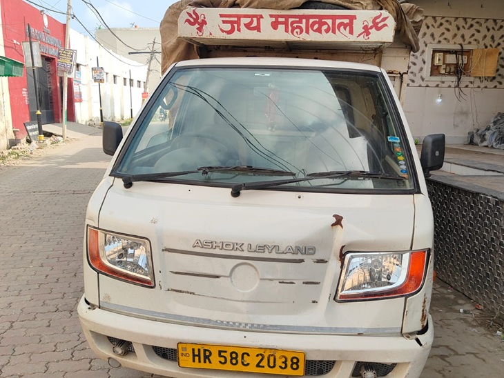 टीम ने मौके पर इस गाड़ी से पकड़ी खाद।