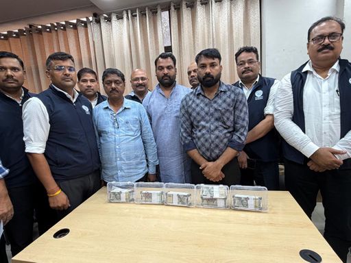 कुर्ता पहने हुए निलंबित जेई दिनेश कुमार वर्मा है। उसके बाईं ओर सुपरवाइजर चंद्र प्रकाश, दांयीं ओर तीसरा आरोपी है।