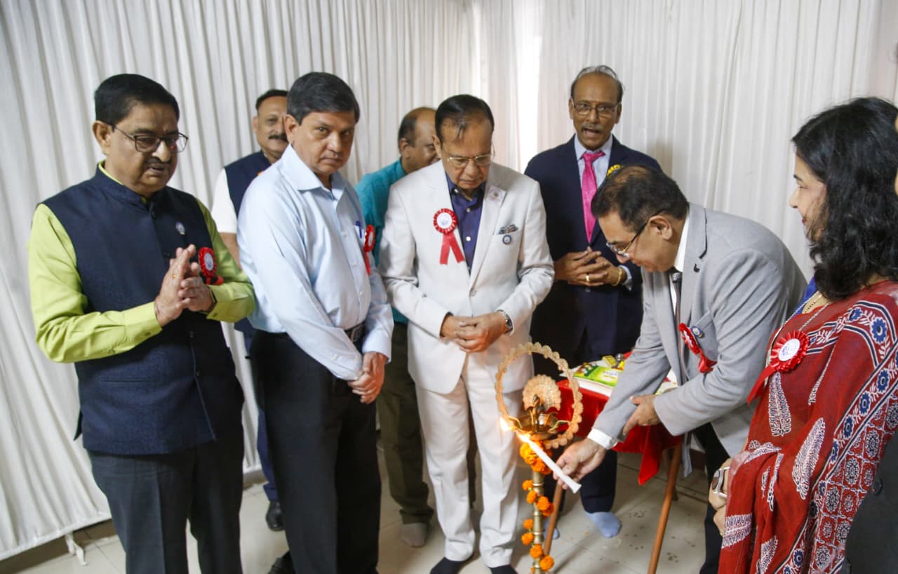 सम्मेलन के उद्घाटन सत्र का शुभारंभ करते अतिथि।