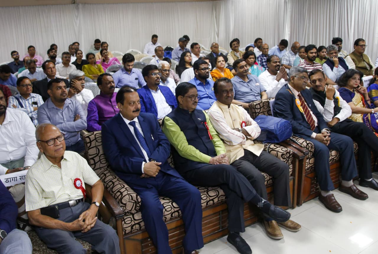 सम्मेलन में वैज्ञानिक, शोधकर्ता, पर्यावरण विशेषज्ञ और इंजीनियर शामिल हुए।