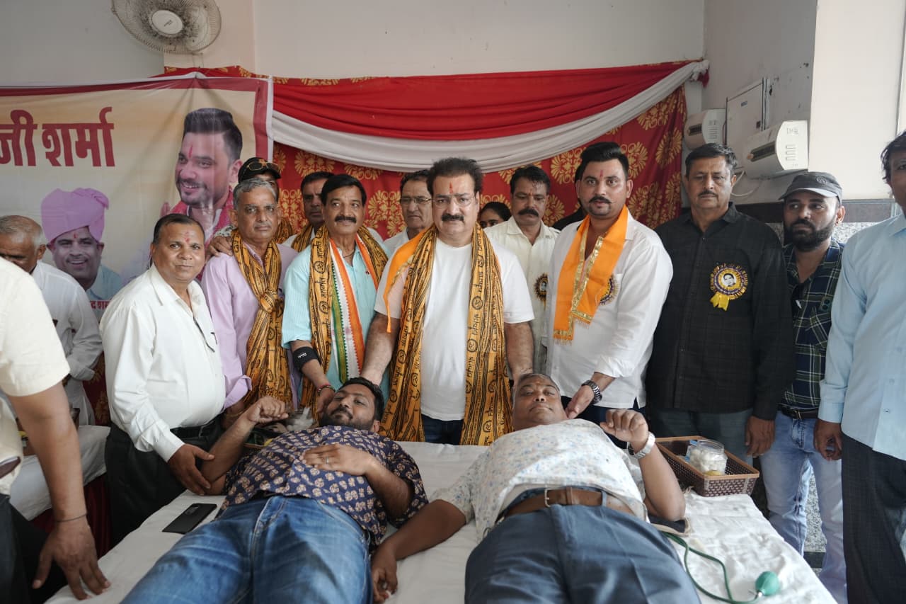 पूर्व मंत्री प्रताप सिंह खाचरियावास ने रक्तदाताओं का सम्मान किया।