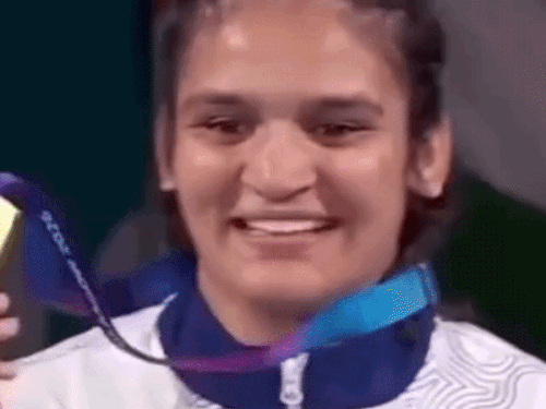 गोल्ड मेडल मिलने के बाद भावुक हुई अरुंधति चौधरी।