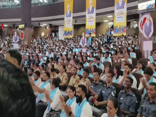 पीएम के मन की बात सुनते लवली यूनिवर्सिटी के स्टूडेंट्स।