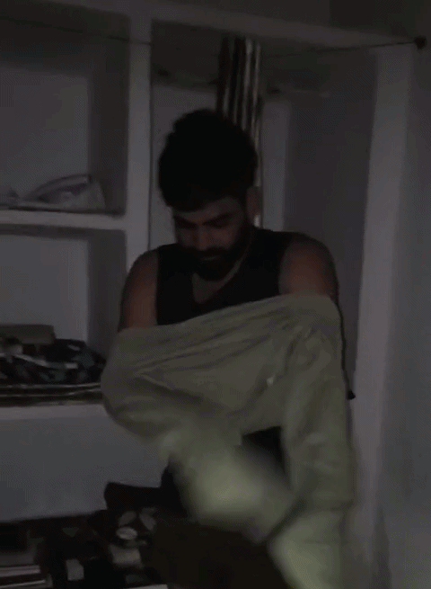 पुलिस ने आरोपी युवक को कपड़े पहनने के लिए कहा और फिर अपने साथ थाने ले आई।