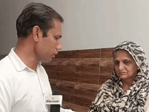 जैस्मिन लंबोरिया की मां जोगिंदर कौर दैनिक भास्कर से बातचीत करते हुए।