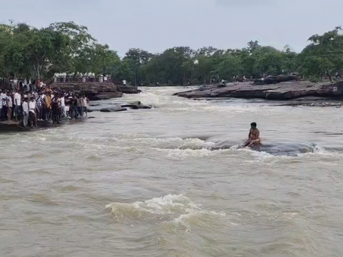 Two youths were swept away in a waterfall in Chandauli, UP. Forest department employees and local people rescued both of them.