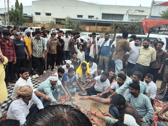 प्रदर्शनकारियों ने महिंद्रा कंपनी के खिलाफ नारेबाजी की और रीको स्थित एजेंसी के बाहर कंपनी को सद्बुद्धि देने के लिए यज्ञ भी किया।