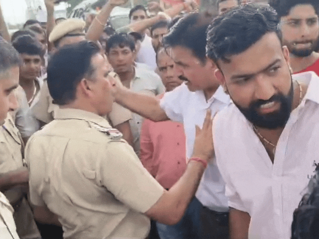 एक गाड़ी पर ब्लैक फिल्म लगी होने पर पुलिस ने आपत्ति जताई तो बहसबाजी हो गई।