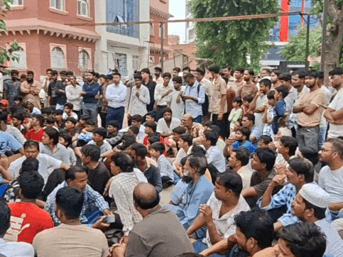 एसके हॉस्पिटल के बाहर धरने पर बैठे मृतक युवक के परिजन और जान-पहचान के लोग।