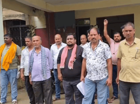 DPM कार्यालय के बाहर नारेबाजी, स्वास्थ्य विभाग से हस्तक्षेप की मांग