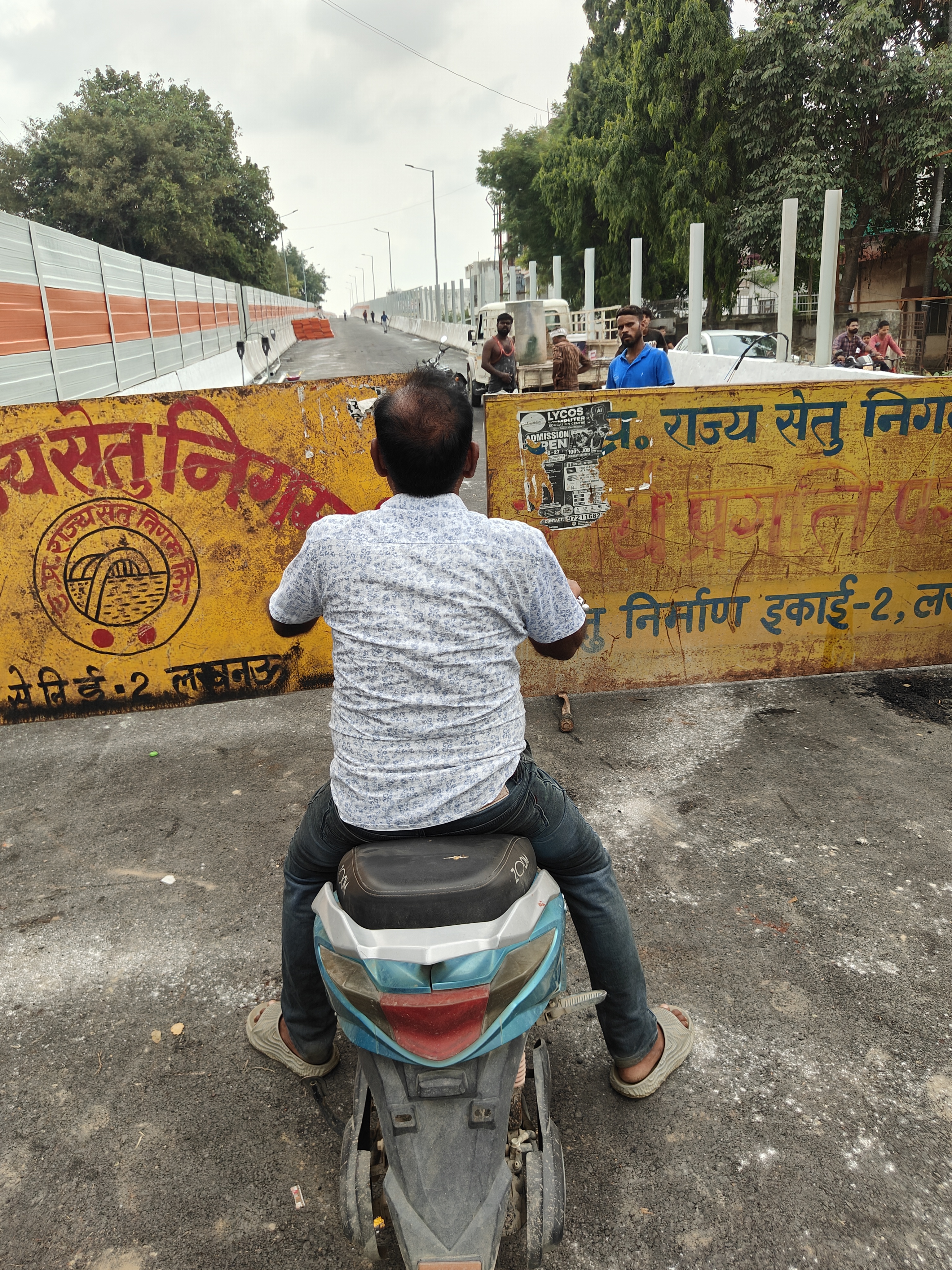 फ्लाईओवर पर आवाजाही रोकने के लिए बैरिकेडिंग की गई है। इसके बावजूद कुछ लोग ऊपर से आ जा रहे हैं।