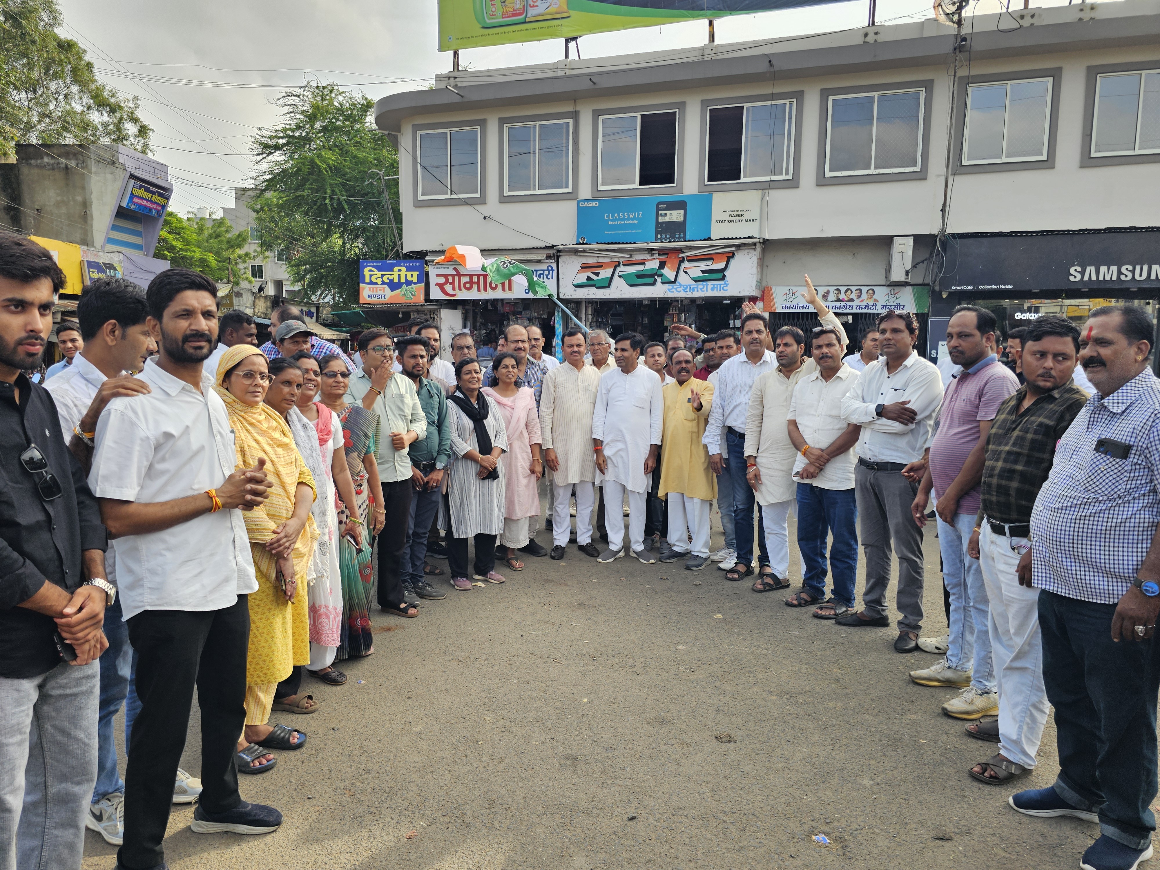 कांग्रेस पार्टी कार्यकर्ता ने एकजुट होकर जीत की खुशी मनाई।