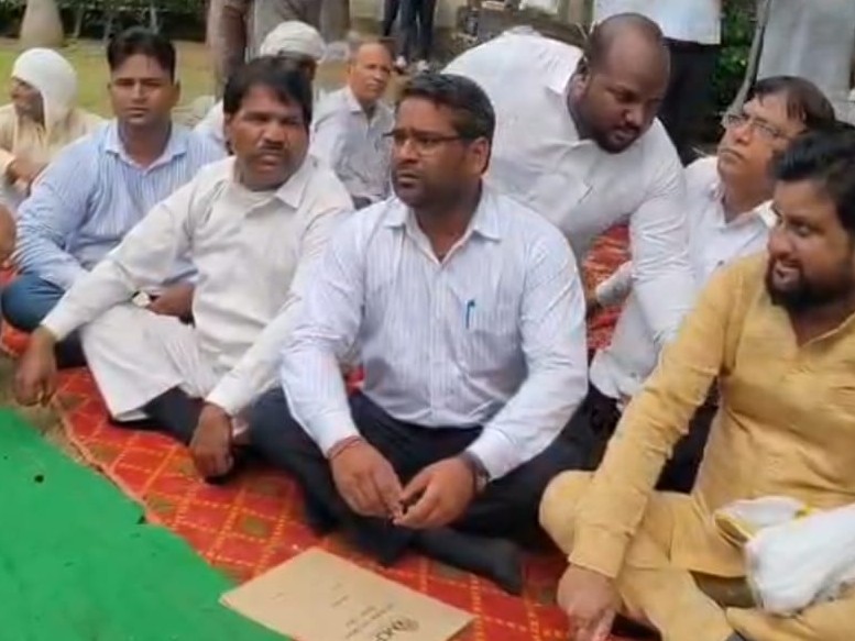 धरने पर बैठे XEN दालचंद शर्मा>