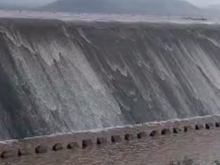 The largest dam in Khargone district of Madhya Pradesh, Dejla-Dewada dam, overflowed.