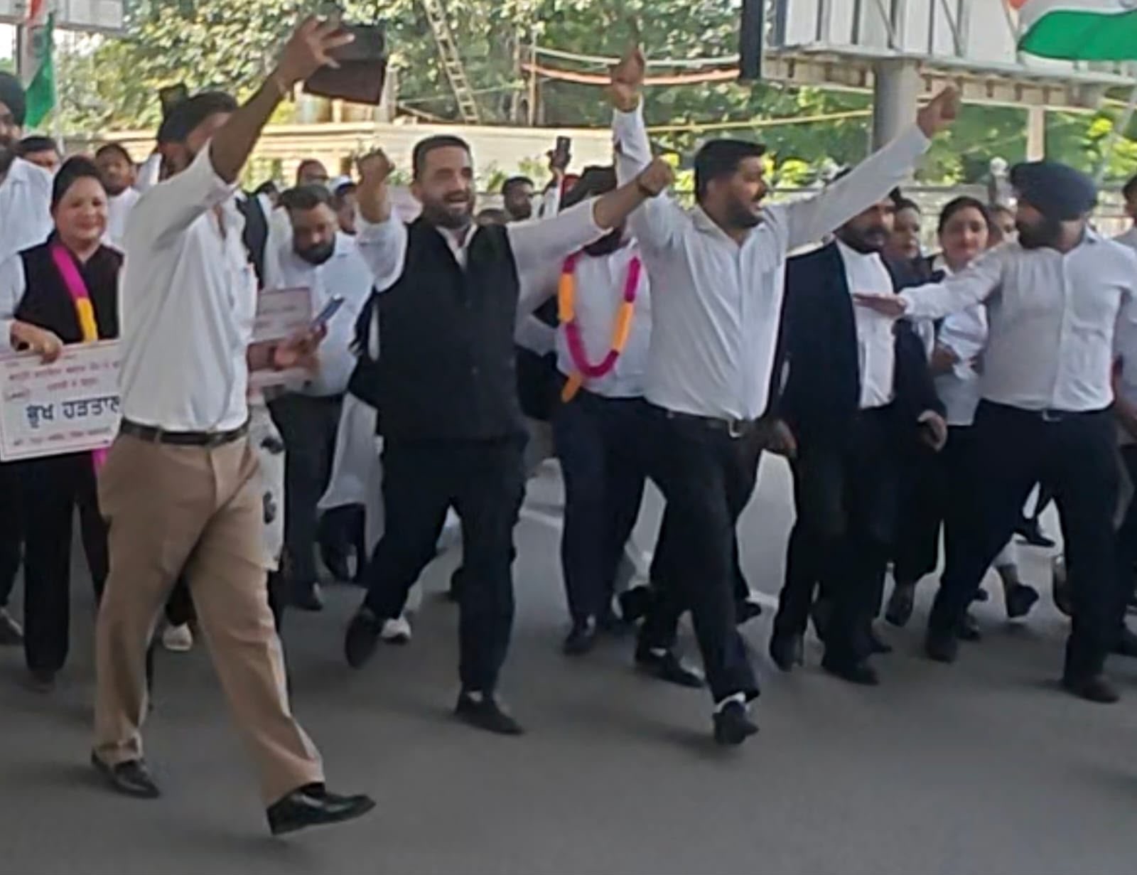 ख़ुशी मानते हुए वकील