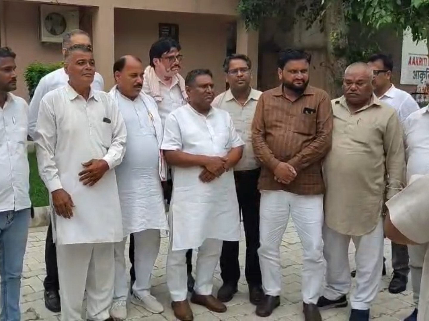 मेयर ऑफिस के बाहर खड़े XEN डालचंद शर्मा के साथ अन्य नगर निगम के यूनियन के लोग।