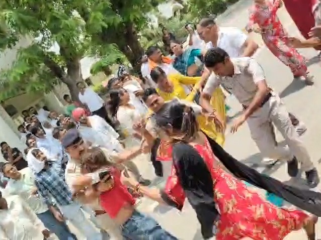 बीच-बचाव करते पुलिस कर्मचारी।
