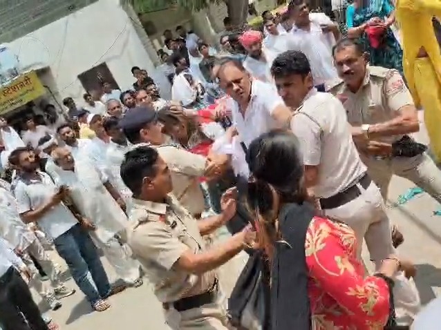 मारपीट में बचाव करते पुलिस कर्मचारी। - Dainik Bhaskar