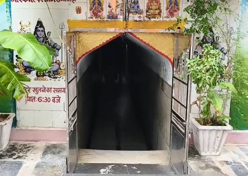 गुफा में जब प्रवेश करने पर इस तरह से गुफा मार्ग दिखाई देता है।