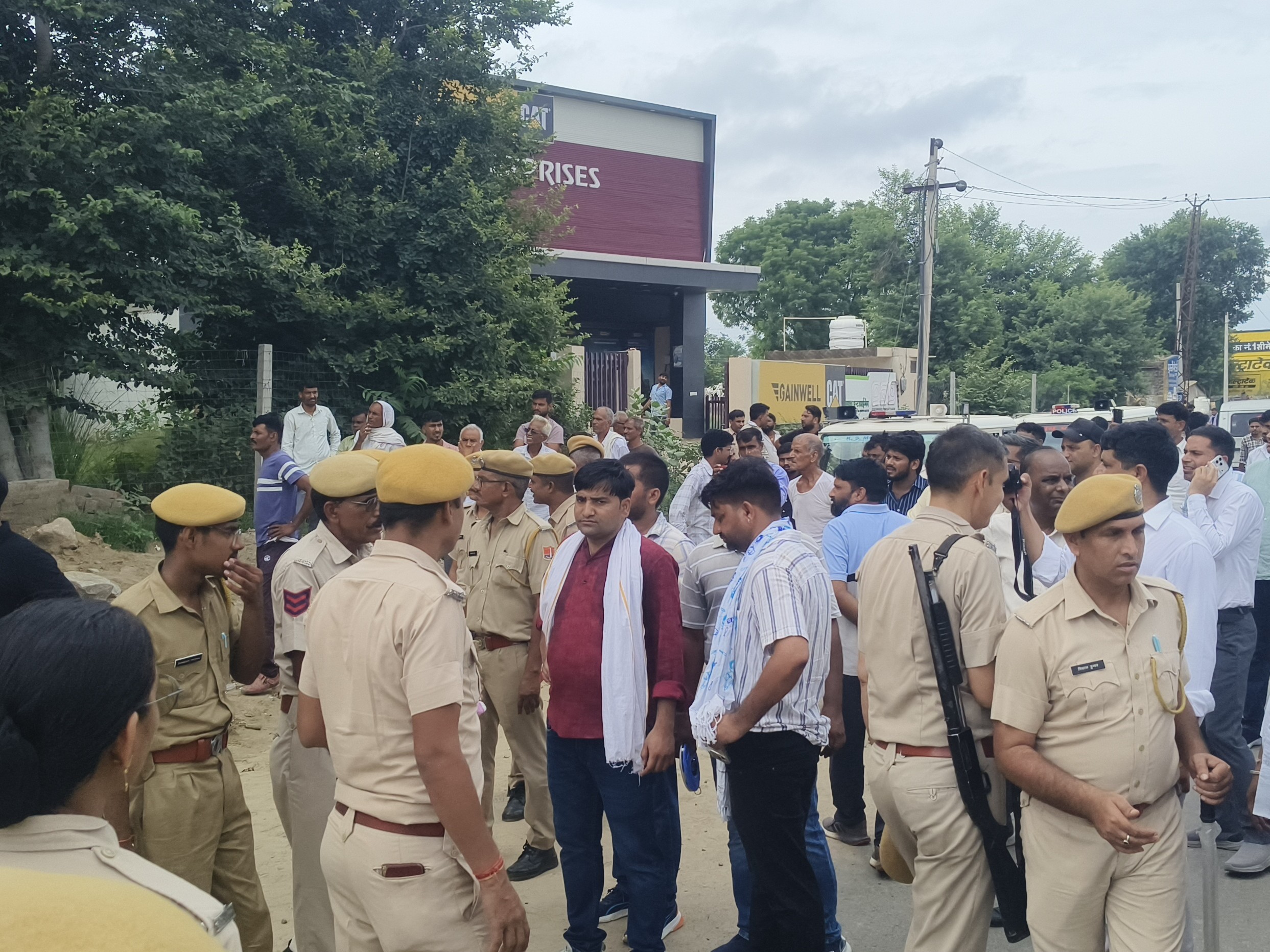 कार्रवाई के दौरान बड़ी संख्या में पुलिस बल तैनात रहा।