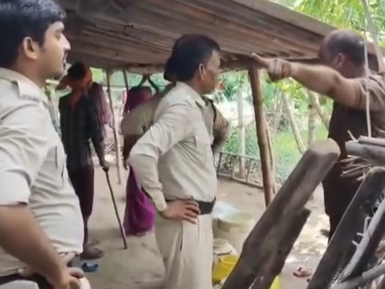 आबकारी टीम से बहस करता ग्रामीण।