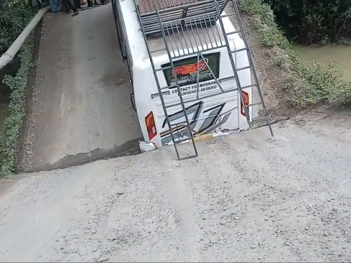 A bridge on the Bilaspur-Ratanpur-Pendra road in Chhattisgarh suddenly collapsed. A passenger bus passing over the bridge got stuck there