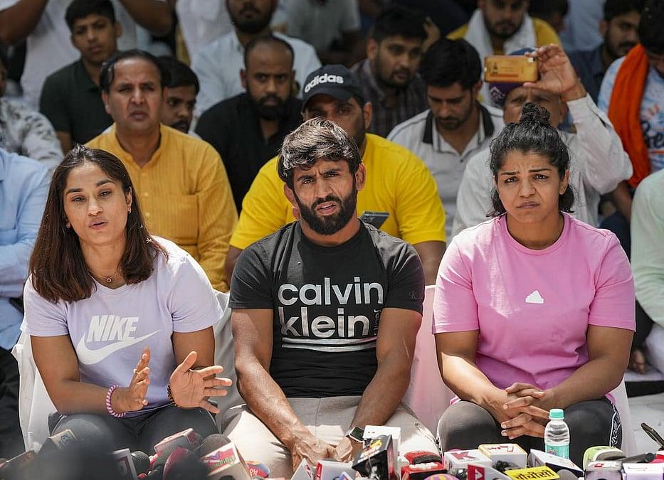 विनेश फोगाट, साक्षी मलिक, बजरंग पूनिया और अन्य पहलवान 19 जनवरी 2023 को दिल्ली के जंतर-मंतर पर WFI अध्यक्ष बृजभूषण शरण सिंह के खिलाफ प्रदर्शन करते हुए।