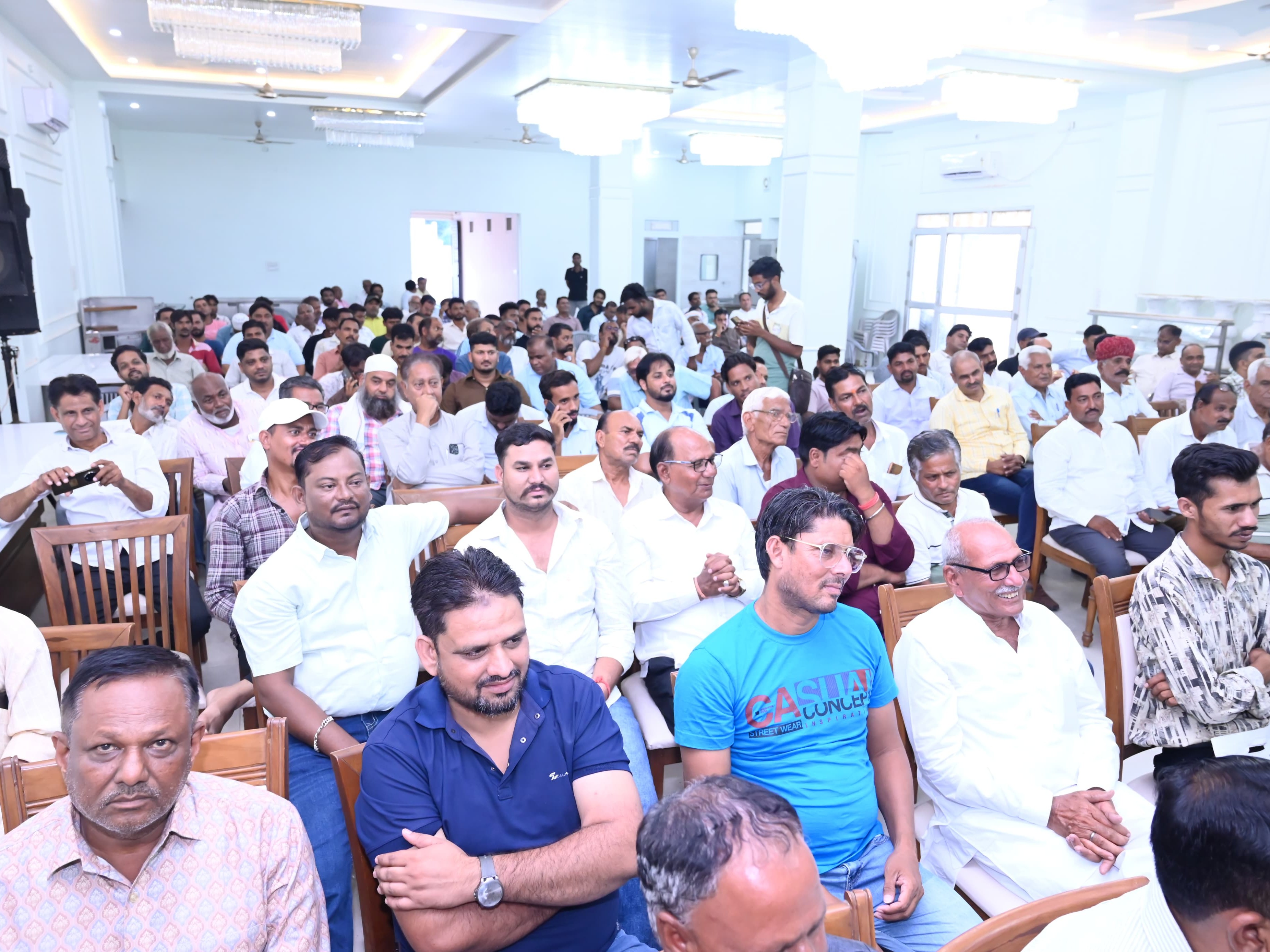 बैठक में मौजूद कार्यकर्ता और पदाधिकारी।