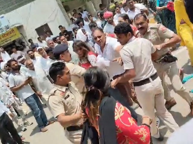 किन्नरों ने कोर्ट परिसर में 2 LGBTQ युवकों को पीटा।