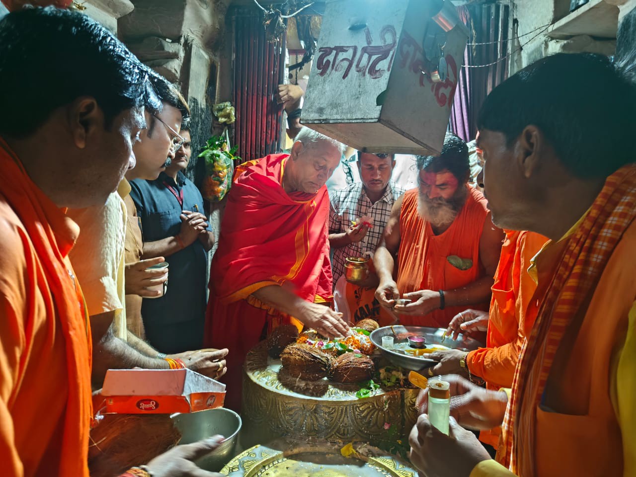 भगवान भोलेनाथ का जलाभिषेक और पूजन-अर्चन करते विधायक गिरीश गौतम।