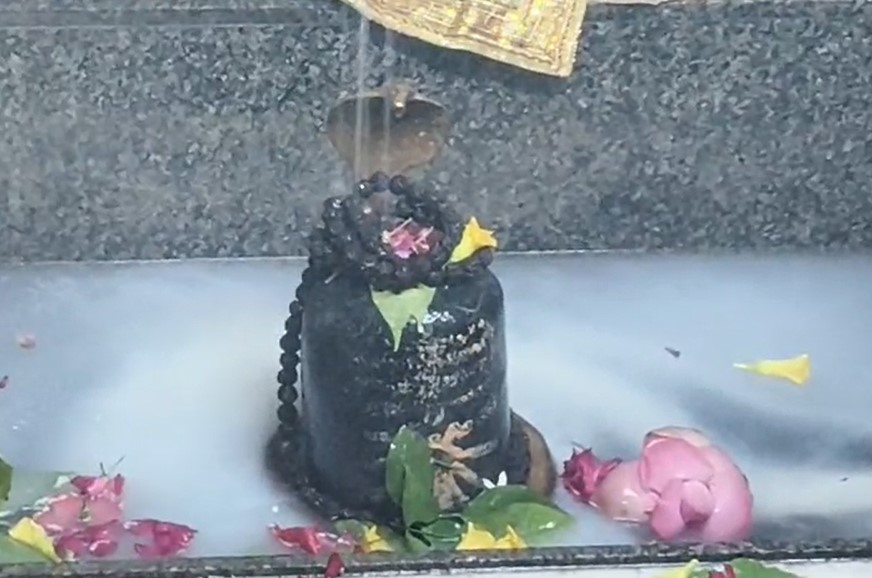 गुप्तेश्वर महादेव मंदिर में स्वयं भू प्राचीन शिवलिंग।