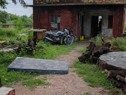ग्रामीणों ने रेंज कार्यालय में घुसकर तोड़फोड़ कर दी।