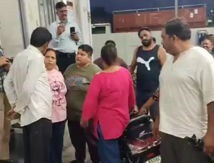 पेट्रोल पंप पर पहुंची महिलाओं ने हंगामा किया।