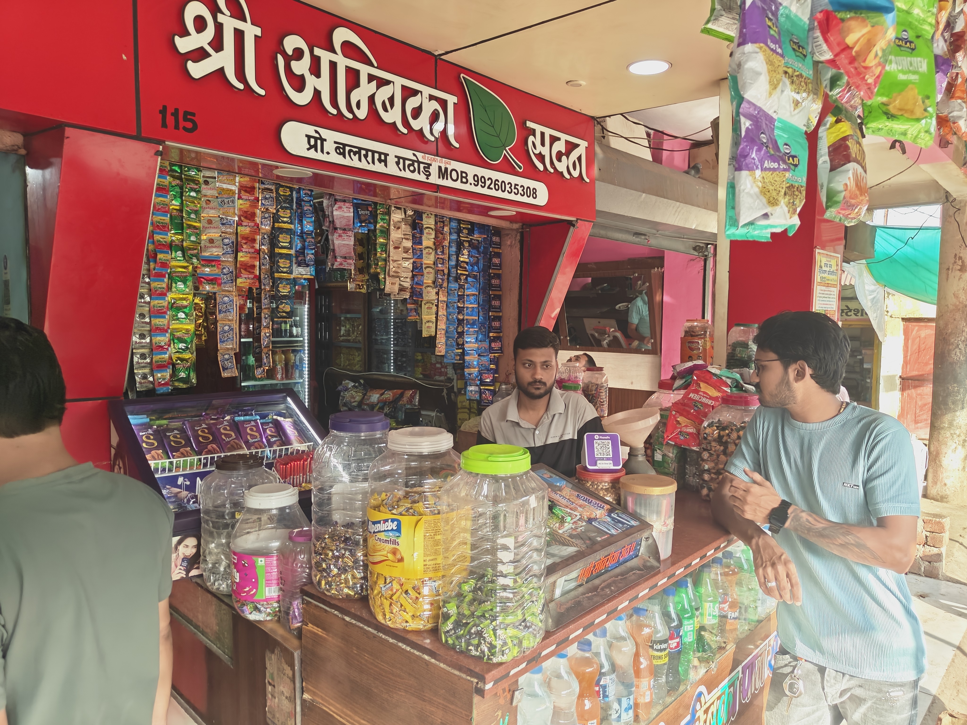 इसी पान दुकान में देर रात चोरी हुई।