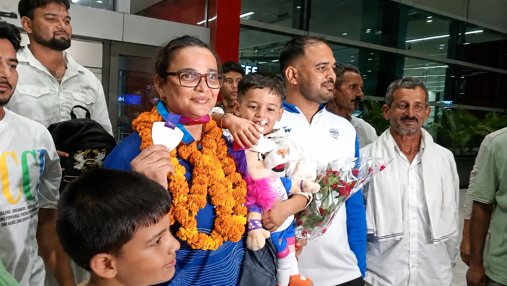 स्कॉटलैंड से लौटने पर परिवार के लोग सीमा कालीरमन को लेने के लिए दिल्ली एयरपोर्ट पहुंचे। उन्होंने अपने बेटे रुद्र को गोद में उठा लिया।