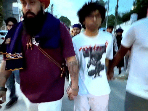 युवक को पकड़कर लाते निहंग।