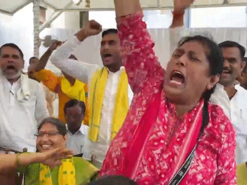 निकालमध्ये आघाडी दिसताच कार्यकर्त्यांनी प्रशांत किशोर यांच्या समर्थनार्थ घोषणाबाजी सुरू केली.