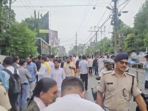 प्रशांत किशोर यांच्या आघाडीसह पाटणा येथील एएन कॉलेजबाहेर जनसुराज कार्यकर्ते जमा होऊ लागले होते.