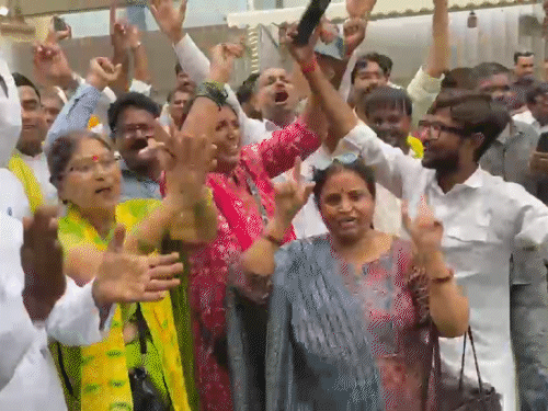 एएन कॉलेजबाहेर कार्यकर्त्यांनी 'कुठे पडलात या भानगडीत, कोणी नाही स्पर्धेत' अशा घोषणा दिल्या.
