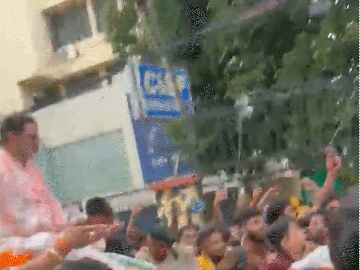 प्रशांत किशोर यांनी गाडीच्या बोनेटवर बसून लोकांचे अभिवादन केले.