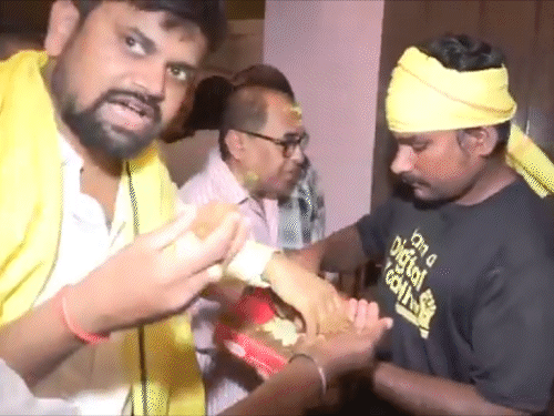 पाटणा येथील हॉटेलमध्ये जनसुराज कार्यकर्त्यांनी एकमेकांना लाडू भरवले.