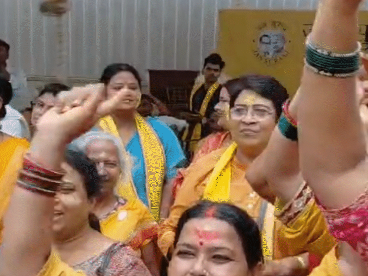 जनसुराज की जीत पर पार्टी की महिला कार्यकर्ता भी काफी खुश दिखीं। महिला कार्यकर्ताओं ने जय बिहार के नारे लगाए।