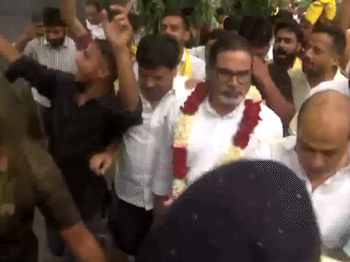 निकालमध्ये आघाडी मिळाल्यानंतर प्रशांत किशोर कार्यकर्त्यांसोबत रस्त्यावर उतरले.