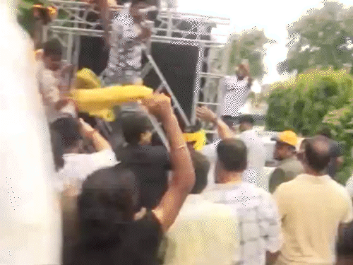 डीजे वाजवून कार्यकर्त्यांनी विजयाचा जल्लोष केला. या ट्रॉलीच्या मागे पीके चालत राहिले.