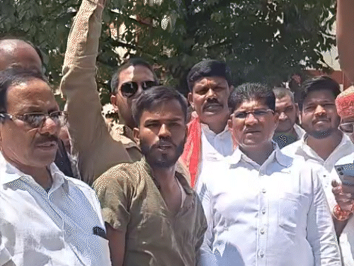 नाराज कांग्रेसियों ने मॉर्चुरी हाउस के बाहर प्रदर्शन किया।
