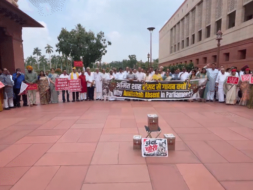 संसद के मकर द्वार पर दान पेटी रखकर सपा सांसदों ने प्रदर्शन किया। दानपेटी के साथ चंदा चोरी लिखा पोस्टर रखा था।
