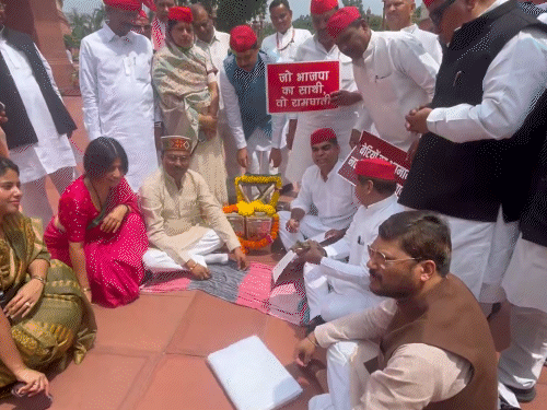 धर्मेंद्र यादव ने कहा- दानपेटी से 47 हजार 100 रुपए निकले हैं।