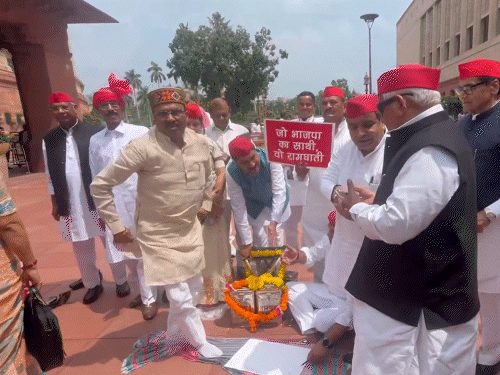 सपा सांसदों ने संसद परिसर में बैठकर चढ़ाने की गिनती की।