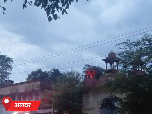 अलवर में सुबह आसमान में बादल छाए रहे, लेकिन धूप निकलने के साथ उमस बढ़ गई।