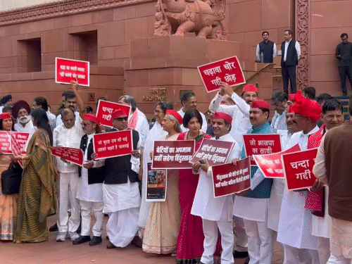 सपा सांसदों ने चंदा चोर गद्दी छोड़ जैसे स्लोगन लिखी तख्तियां हाथों में ले रखी थी।